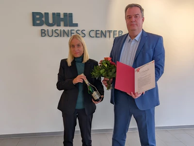 Daniela Müller, Geschäftsführerin BUHL Holding GmbH und David Kammel bei der Urkundenübergabe.