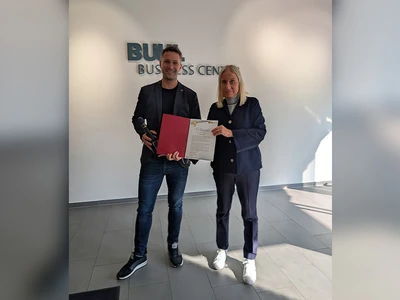 Dorian Heidel gemeinsam mit Daniela Müller bei der Urkundenübergabe