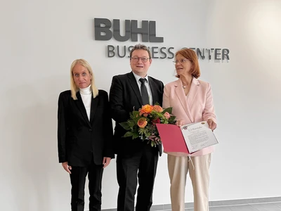 Gemeinsam mit Charlotte Buhl und Daniela Müller feierte Ulf Lampke sein Jubiläum in der Buhl Gruppe.