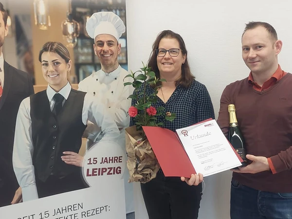 Iris Löffler freute sich über die Anerkennung ihrer Leistung in den letzten 10 Jahren. auf dem Bild ist sie gemeinsam mit Martin Pfitzner zu sehen. und Martin Pfitzner