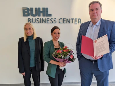 Daniela Müller und David Kammel mit der Jubilarin Tomasini in ihrer Mitte.