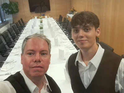 Carsten Knoblauch und ein weiterer Mitarbeiter direkt vor Ort in Stuttgart.