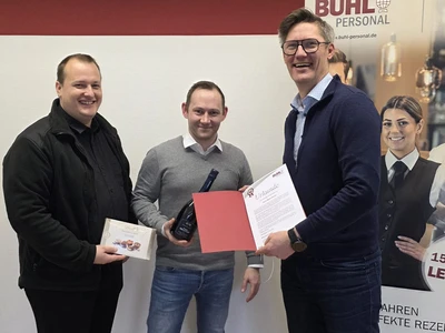 Marcus Werner, Jubilar Martin Pfitzner und Holger Kraatz bei der fröhlichen Urkundenübergabe.