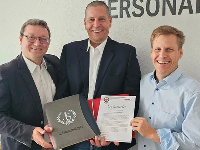 Geschäftsführer Ulf Lampke mit Regionalleiter Andreas Fritz und unserem Jubilar Jens Simmendinger, Niederlassungsleiter in Mannheim.