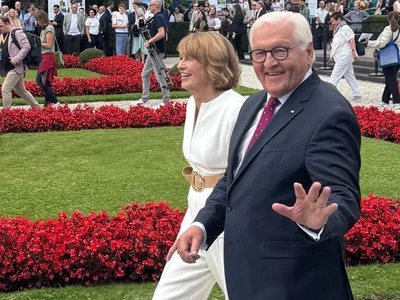 Bundespräsident Steinmeier mit seiner Gattin beim Sommerfest des Bundespräsidenten.