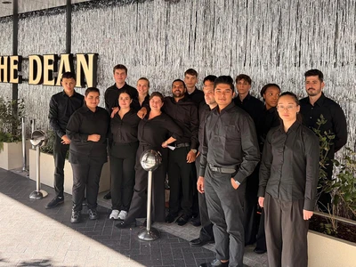 Unser Team vor dem The Dean in München 2026