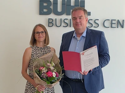 Mit einem schönen Blumenstrauß bedankte sich David Kammel bei Anna Wedler für 10 Jahre voller Engagement.