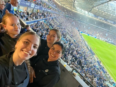 Mitarbeiterinnen von STUDENTpartout im Stadion.