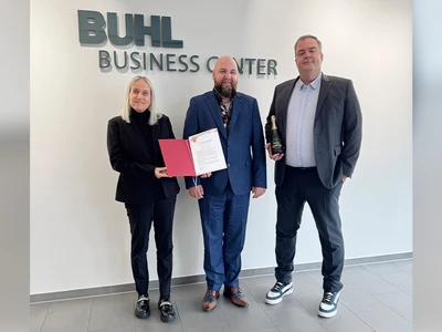 Maurice Mataré umgeben von Daniela Müller und David Kammel.