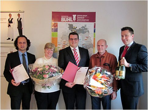 Gruppe mit Geschenkkorb