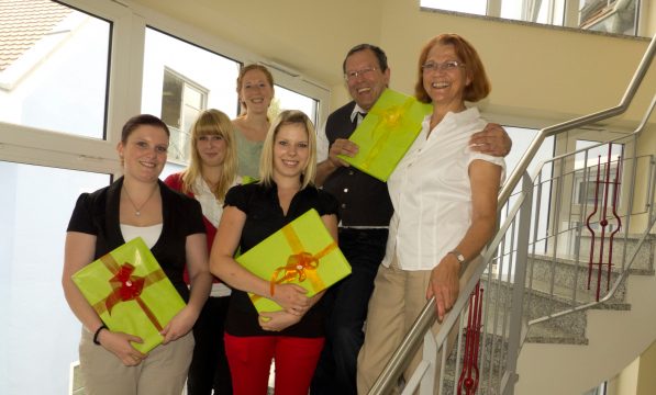 Charlotte und Hermann Buhl mit Geschenken