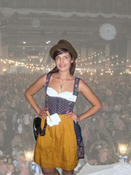 Frau in Dirndl