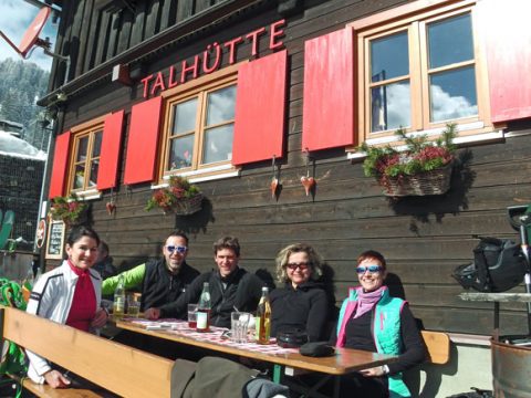 Gäste im Freien bei Talhütte