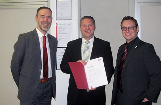 Regionalleiter Paul Müller (l.) und Ulf Lampke, Mitglied der Geschäftsleitung (r.), gratulieren Markus Gremminger zum Jubiläum