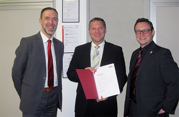 Regionalleiter Paul Müller (l.) und Ulf Lampke, Mitglied der Geschäftsleitung (r.), gratulieren Markus Gremminger zum Jubiläum