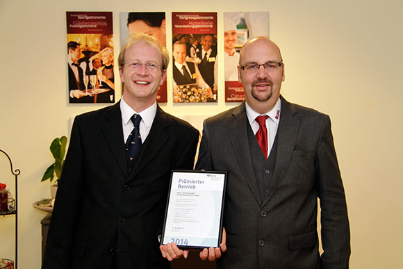 Ulrich Müller (l.), Leiter Personal/Administration & Recht, und Maurice Mataré (r.), Leiter Qualitätsmanagement, freuen sich über die BGN-Urkunde