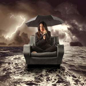 Frau mit Sessel auf See bei Gewitter