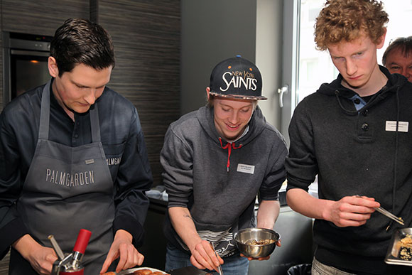 Der Dortmunder Sternekoch Michael Dyllong (l.) kocht mit Azubis