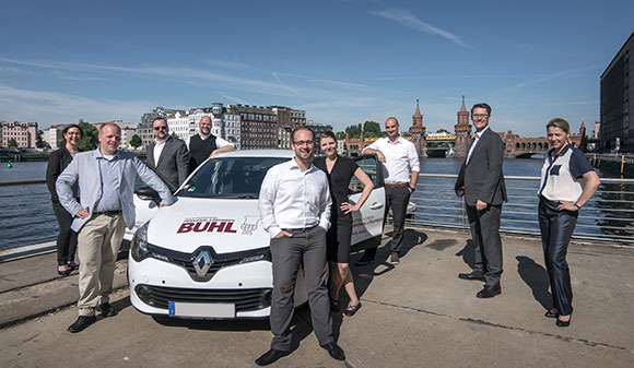 Unser internes Team aus Berlin vor der Oberbaumbrücke