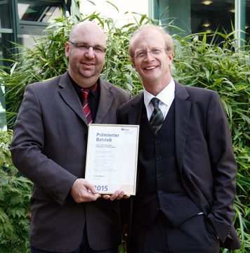 Maurice Mataré (l.), Leiter Qualitätsmanagement, und Ulrich Müller (r.), Leiter Personal/Administration & Recht, freuen sich über die BGN-Urkunde