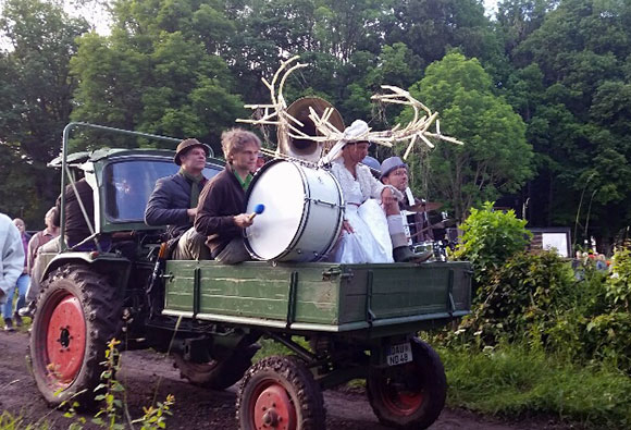 Kapelle auf Traktor