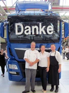 Sie leisteten ganze Arbeit: BUHL-Niederlassungsleiterin Sabine Dolata-Fasold mit Eurest-Betriebsleiter Frank Rückle (l.) und Koch Michael Gerber