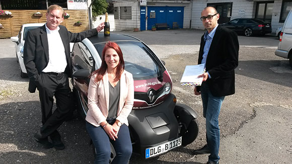 Regionalleiter Thorsten Purrucker (l.) und Niederlassungsleiter Volkan Bahceci (r.) freuen sich über die Verstärkung: Stefanie Wickl, frisch gebackene Personaldisponentin Service in Duisburg