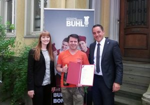 Ricarda Müller, Fachbereichsleiterin Service, und Regionalleiter Daniel Habibi-Naini (r.) gratulieren Herrn Sergey Borisov zum 5-jährigen BUHL-Jubiläum.