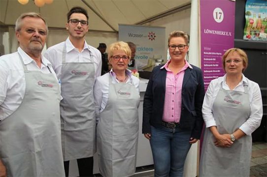 Klaus Bullmann, Vorsitzender von Löwenherz e.V. (ganz links), BUHL-Mitarbeiter Selcuk Saltan (2.v.l.), BUHL-Regionalleiterin Ronja Uhrmacher (2.v.r.) am Lions-Club-Stand auf der GourmeDo