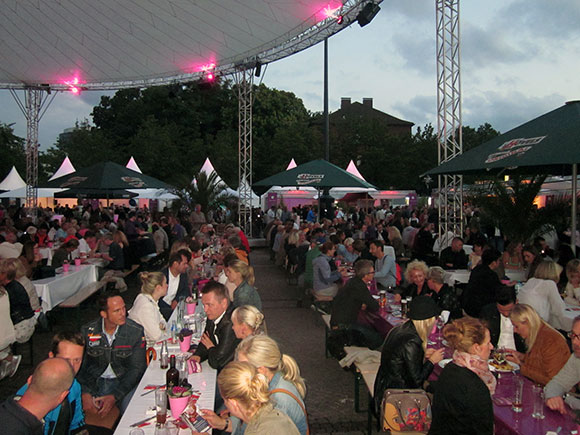 Schlemmen unter dem riesigen "Magic Sky" auf dem Friedensplatz: Über 50.000 Gäste von nah und fern ließen sich von den Sterneköchen der teilnehmenden Restaurants kulinarisch verwöhnen.