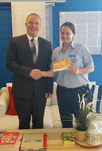 Frau Julia Orlowski im Hause IKEA Kiel freut sich über den Gewinn, überreicht durch Herrn Felix Dinse, Personaldisponent Küche in unserer Niederlassung Kiel.