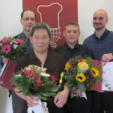 3x 10 Jahre BUHL: Regionalleiter Holger Kraatz (ganz links) und Dennis Grade (Personaldisponent Service, ganz rechts) gratulieren Herrn Linde (2.v.l.), Herrn Pham (Mitte) und Herrn Bauer (2.v.r.)