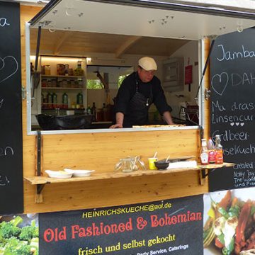 BUHL-Mitarbeiter Heinrich Kemper, der als Saisonkoch im Winter für BUHL in Bielefeld arbeitet, fährt im Sommer mit seinem eigenen Foodtruck durch ganz Deutschland