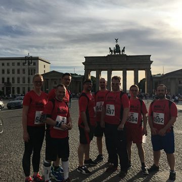 Silvio Bräuer (Niederlassungsleiter Leipzig), Marcel Stibbe (Niederlassungsleiter Berlin-Friedrichshain), Oliver Neumann (Fachbereichsleiter Küche in Berlin-Mitte), Claudia Kaufmann (Fachbereichsleiterin Service in Leipzig, derzeit in Elternzeit), Aaron Seraphim (Personaldisponent Küche Berlin-Messe-Potsdam), Dennis Grade (Personaldisponent Service in Berlin-Mitte), Martin Pfitzner (Teamassistent in Leipzig) und Holger Kraatz (Regionalleiter)