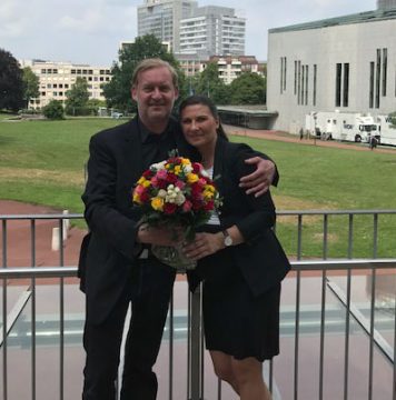 Blumen zum Abschied von Regionalleiter Thorsten Purrucker für die baldige Mama Anna Konieczny