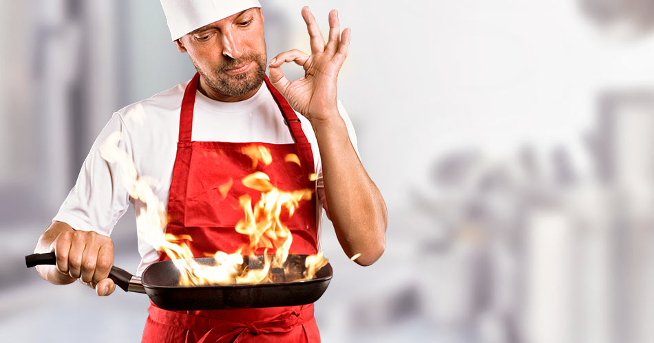 Koch mit brennender Pfanne