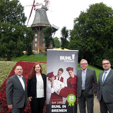 Unser Team der Niederlassung Bremen vor der Herdentorswallmühle (v.l.n.r.): Daniel Ibscher (Niederlassungsleiter), Alenka Basse (Personaldisponentin Service), Klaus Trautmann (Regionalleiter), Erwin Tieslau (Fachbereichsleiter Service)