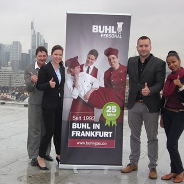 Unser Team der Niederlassung Frankfurt vor der Skyline (v.l.n.r.): Christina Segeth (Assistentin der Regionalleitung), Katja Elbe (Personaldisponentin Service), Patrick Diehl (Fachbereichsleiter Küche) und Mehret Tesfay (Fachbereichsleiterin Service)