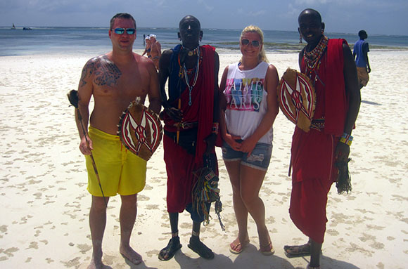 Muto und Ukele, zwei Massai in Kenia, die den Tauchern nach einer (Land-)Safari die schönsten Strandabschnitte zeigten