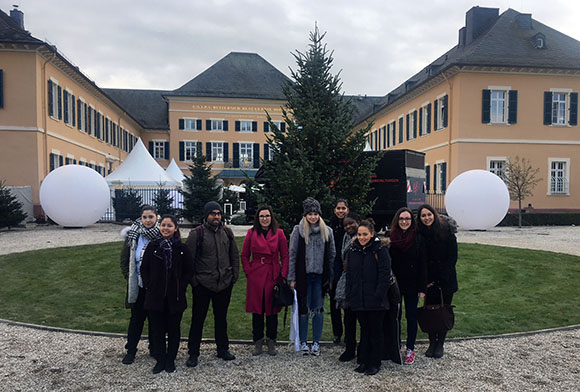 Das Mainzer Team um Fachbereichsleiterin Karolína Krejčová (4. v.links) vor Schloss Johannisberg im Rheingau