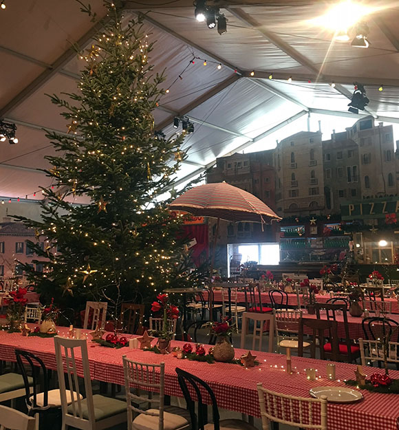 Weihnachtliche Stimmung mit Tannenbaum und Kerzenlicht bei der Ferrero-Weihnachtsfeier auf Schloss Johannisberg