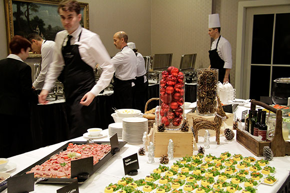 Aufbau weihnachtliches kalt-warmes Buffet