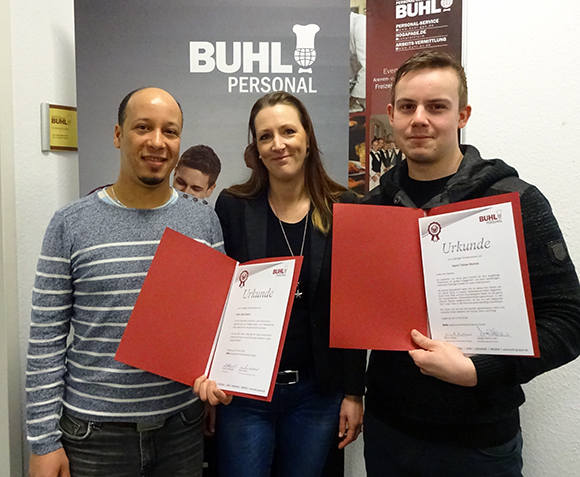 Feierten jeweils 5 Jahre BUHL in Essen: Herr Adel Gasmi (l.) und Herr Tobias Menkel (r.). Niederlassungsleiterin Jessica Barlik-Luce gratulierte herzlich