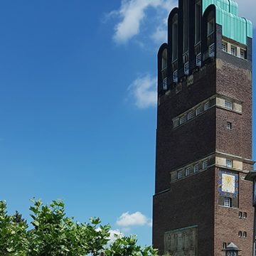 Unser Team der Niederlassung Darmstadt vor dem Hochzeitsturm auf der Mathildenhöhe (v.l.n.r.): Matthias Becker (Teamassistent), Oliver Armbrust (Niederlassungsleiter), Anja Vanek (Fachbereichsleiterin Service), Ulf Lampke (Geschäftsführer Vertrieb)