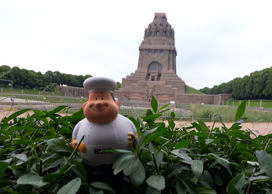 Bert vor dem Völkerschlachtdenkmal in Leipzig