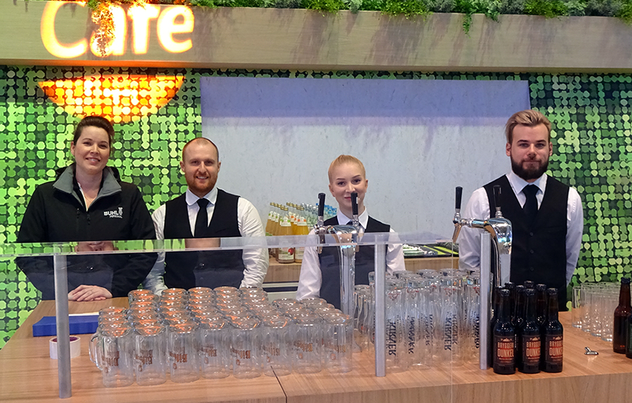 Janine Palm und ihre Mitarbeiter bei der Eröffnung der Messe in der Halle des Bundeslandwirtschaftsministeriums