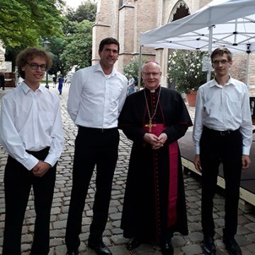 Unser Team mit dem scheidenden Augsburger Bischof Konrad Zdarsa, der feierlich aus seinem Amt verabschiedet wurde.