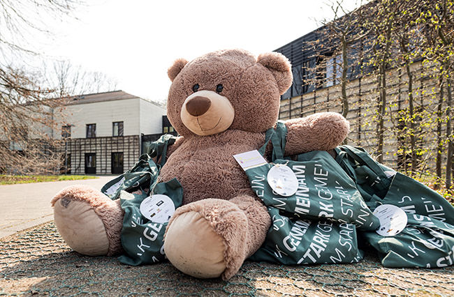 Für hilfsbedürftige Kunden wurden BUHL-Taschen gespackt.