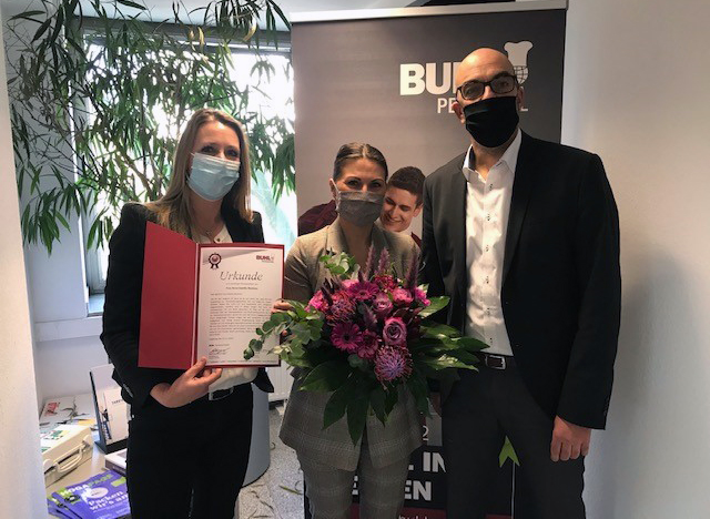 auch mit Maske wird natürlich zu einem 15-jährigen Betriebsjubiläumbei BUHL gratuliert, wenn auch die Feier dazu leider ausfallen musste.