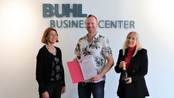 Gesellschafterin der BUHL Holding Charlotte Buhl, sowie Holding-Geschäftsführerin Daniela Müller gratulieren Geoffrey Goldsworthy zum 10-jährigen Firmenjubiläum.